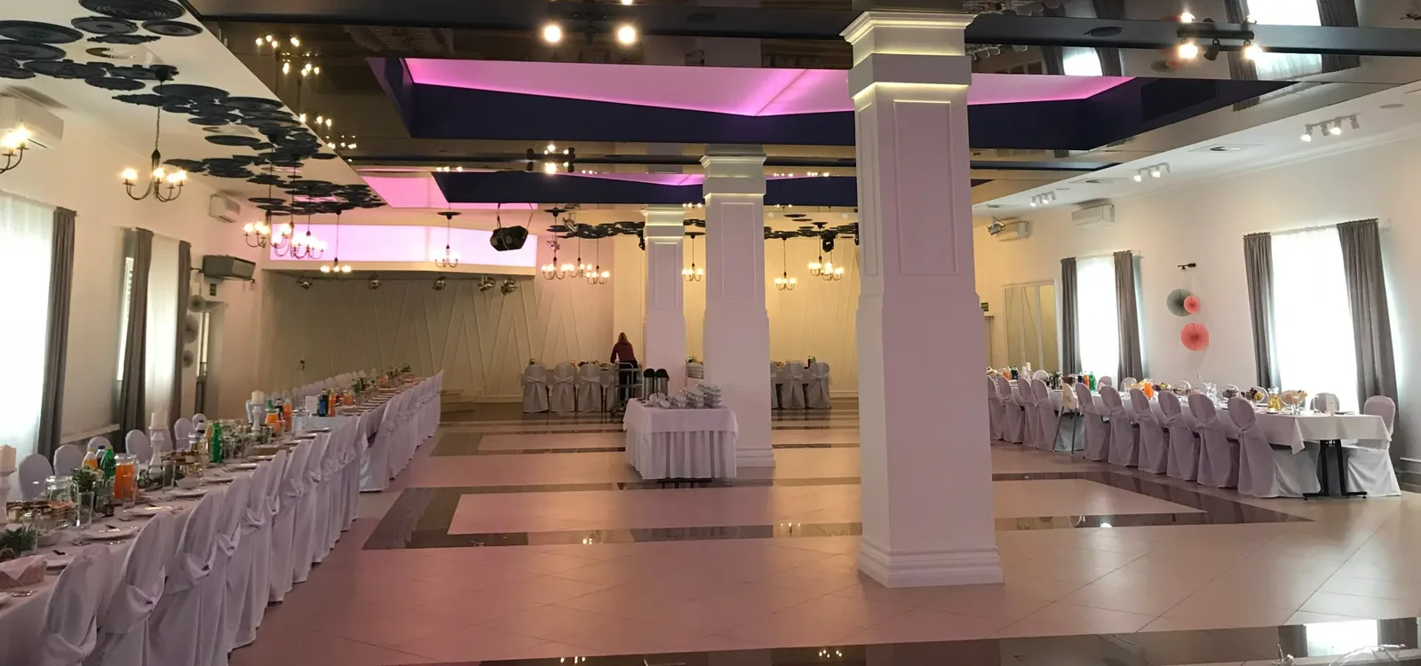 Elegancko urządzona sala weselna z nakrytymi stołami